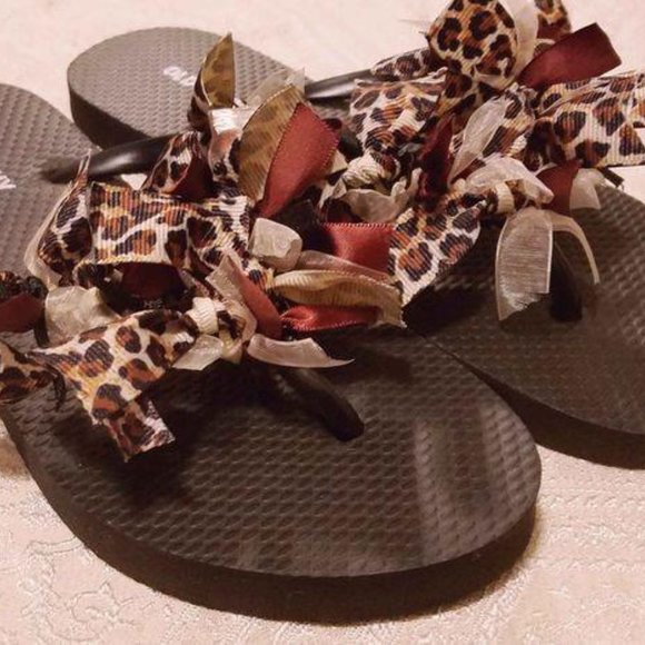 Adorable Leopard Print Flip Flops-Size 6-New - Picture 2 of 3